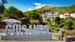 Letras de Guisando junto al Mirador del río Pelayo