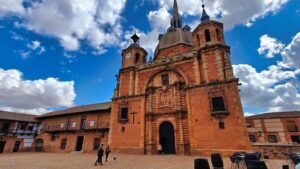 Casa parroquial junto a la iglesia de San Carlos del Valle