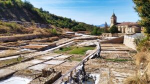 Eras a los pies de la iglesia de Salinas de Añana
