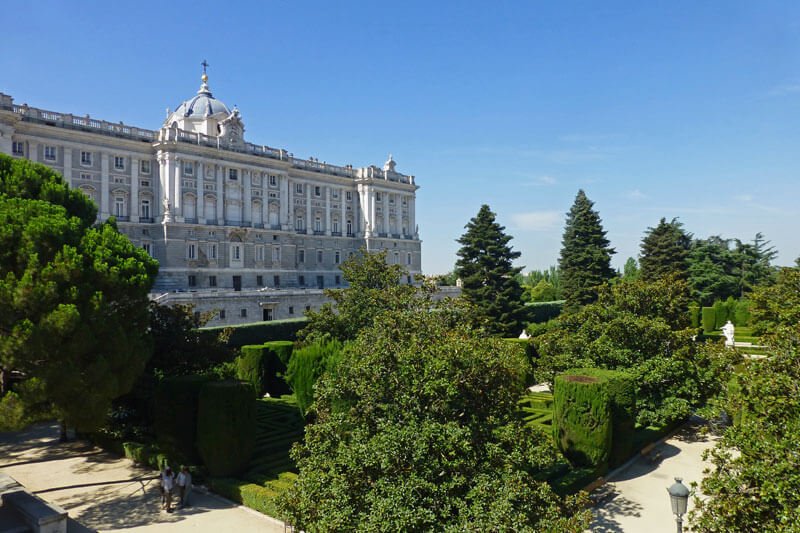 Jardines de Sabatini a los pies del Palacio Real de Madrid