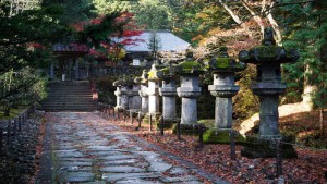 Sendero flanqueado por linternas japonesas en el Santuario Taiyuinbyo en Nikko