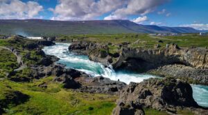 Paisaje en torno a la cascada Godafoss