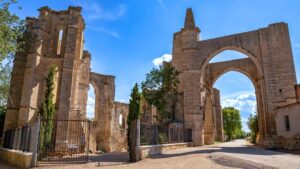 Ruinas del Convento de San Antón, parte convertido en albergue de peregrinos