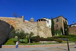 Restos de la Muralla de Salamanca rodeando el casco histórico