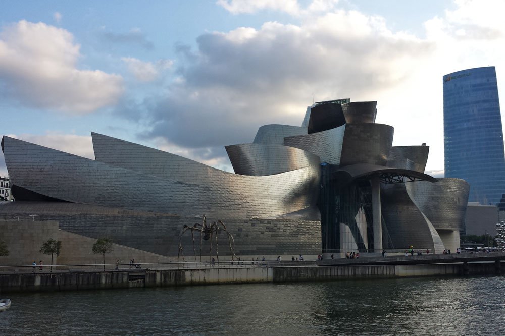 Museo Guggenheim de Bilbao junto a la ría del Nervión