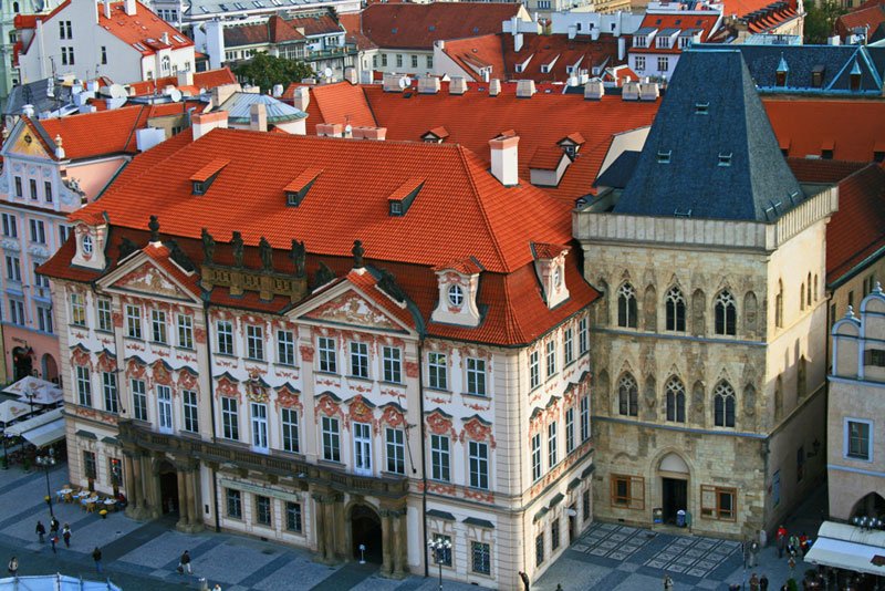 Palacio Golz-Kinský a la izquierda y Casa de la Campana de Piedra a la derecha