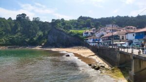 Playa de Tazones, lugar donde se han descubierto huellas de dinosaurios