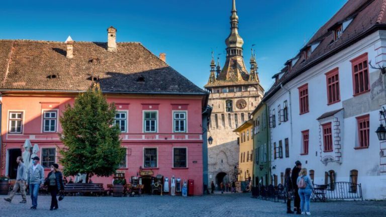 Plaza de la Ciudadela de Sighisoara con la Torre del Reloj al fondo