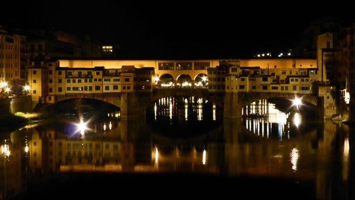 Vista nocturna del Ponte Vecchio de Florencia