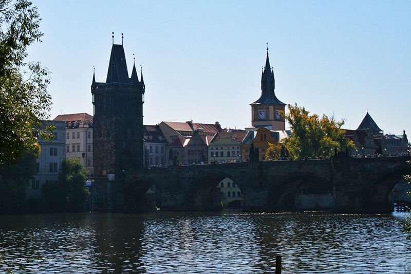 Puente de Carlos uniendo los barrios históricos de Praga 