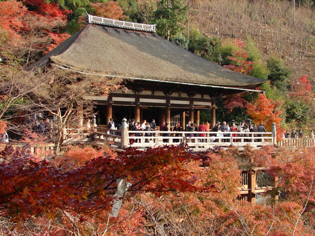 Salón secundario del templo Kiyomizudera durante el momiji