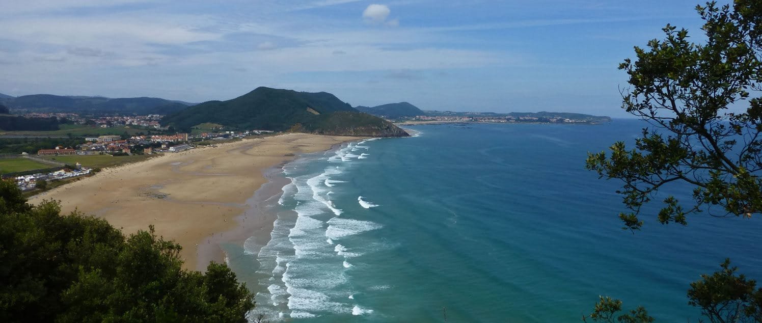 El verano es sínonimo de playas, y en Santoña se encuentra una de las más bellas de España