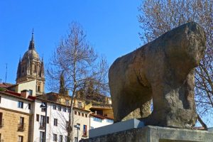 Toro o verraco ibérico junto al Puente Romano de Salamanca