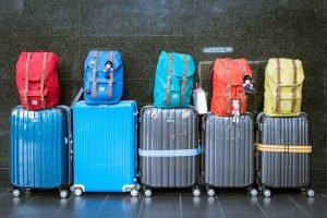 Guía definitiva para elegir entre maleta y mochila para viajes cortos, entra y descubre las ventajas y desventajas de ambas opciones