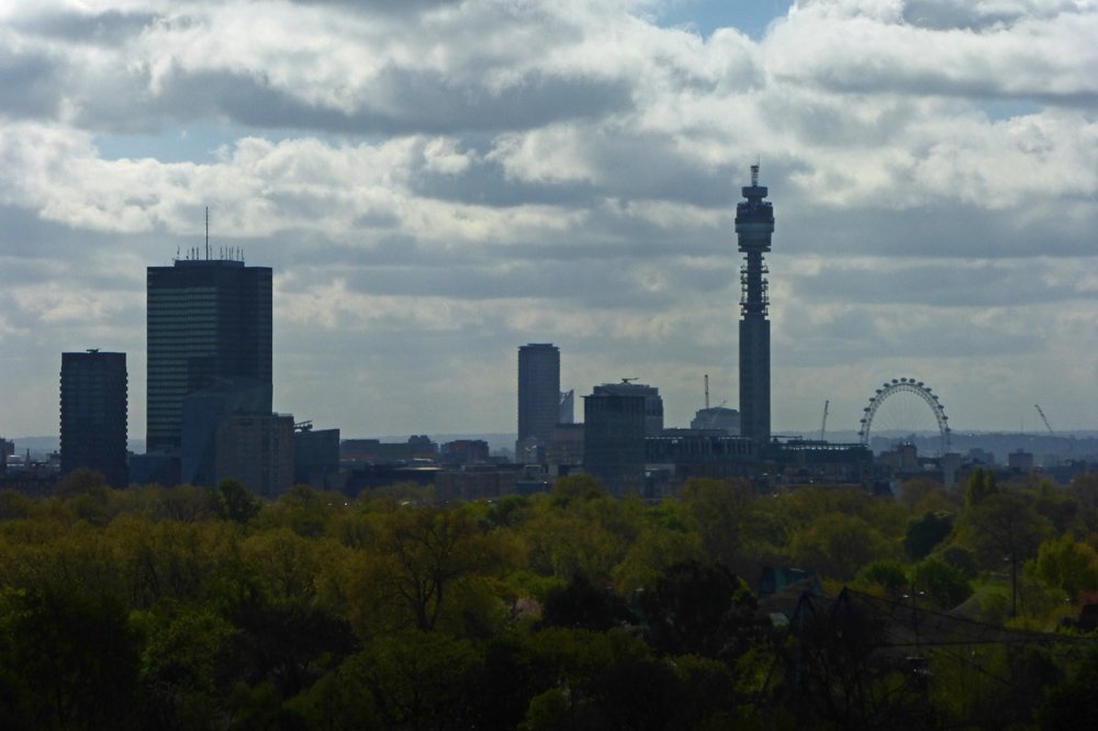 Noria de Londres integrada en el skyline de la ciudad